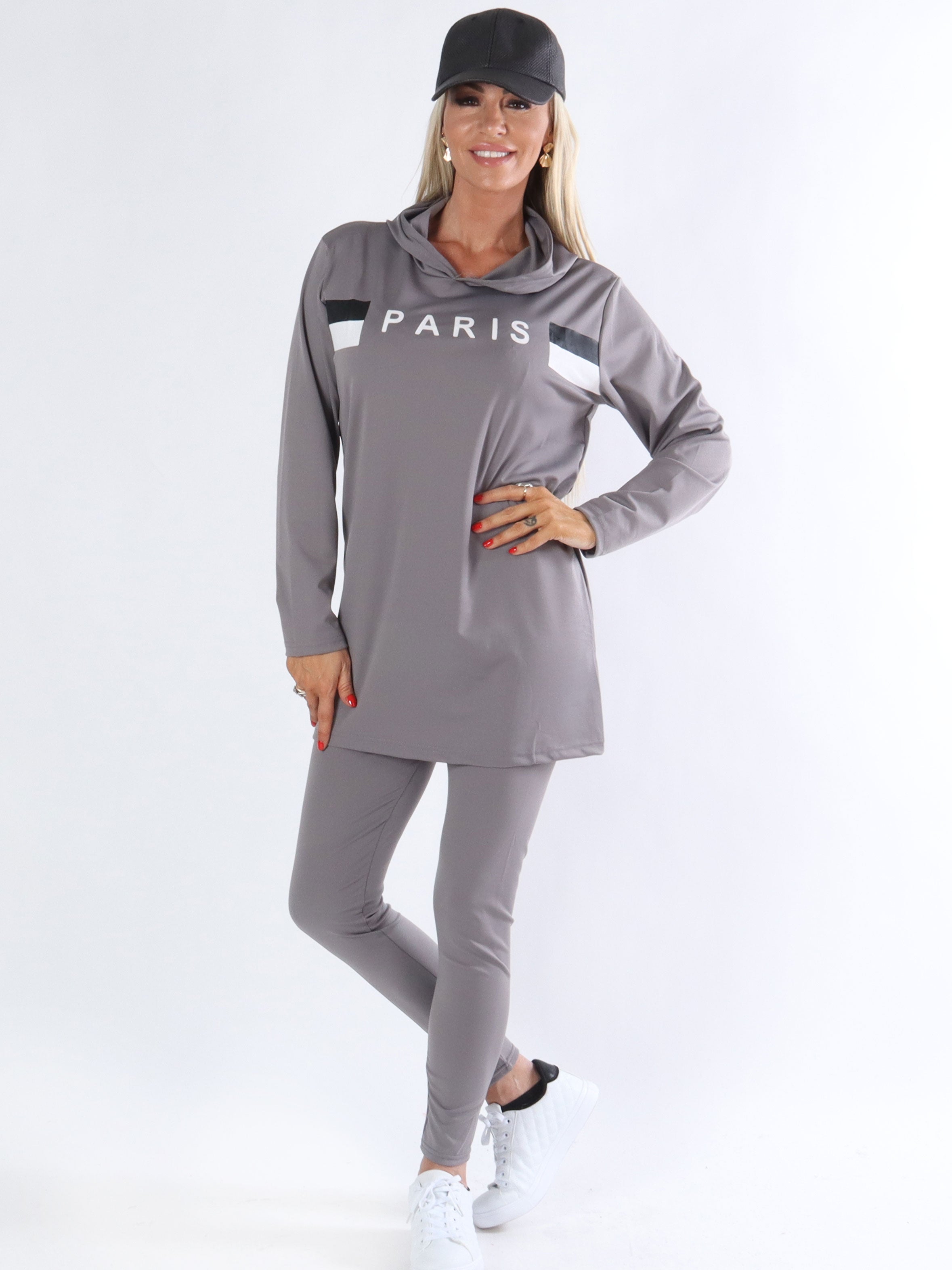 Sanna - Armégrön joggingdräkt med Paris på blusen